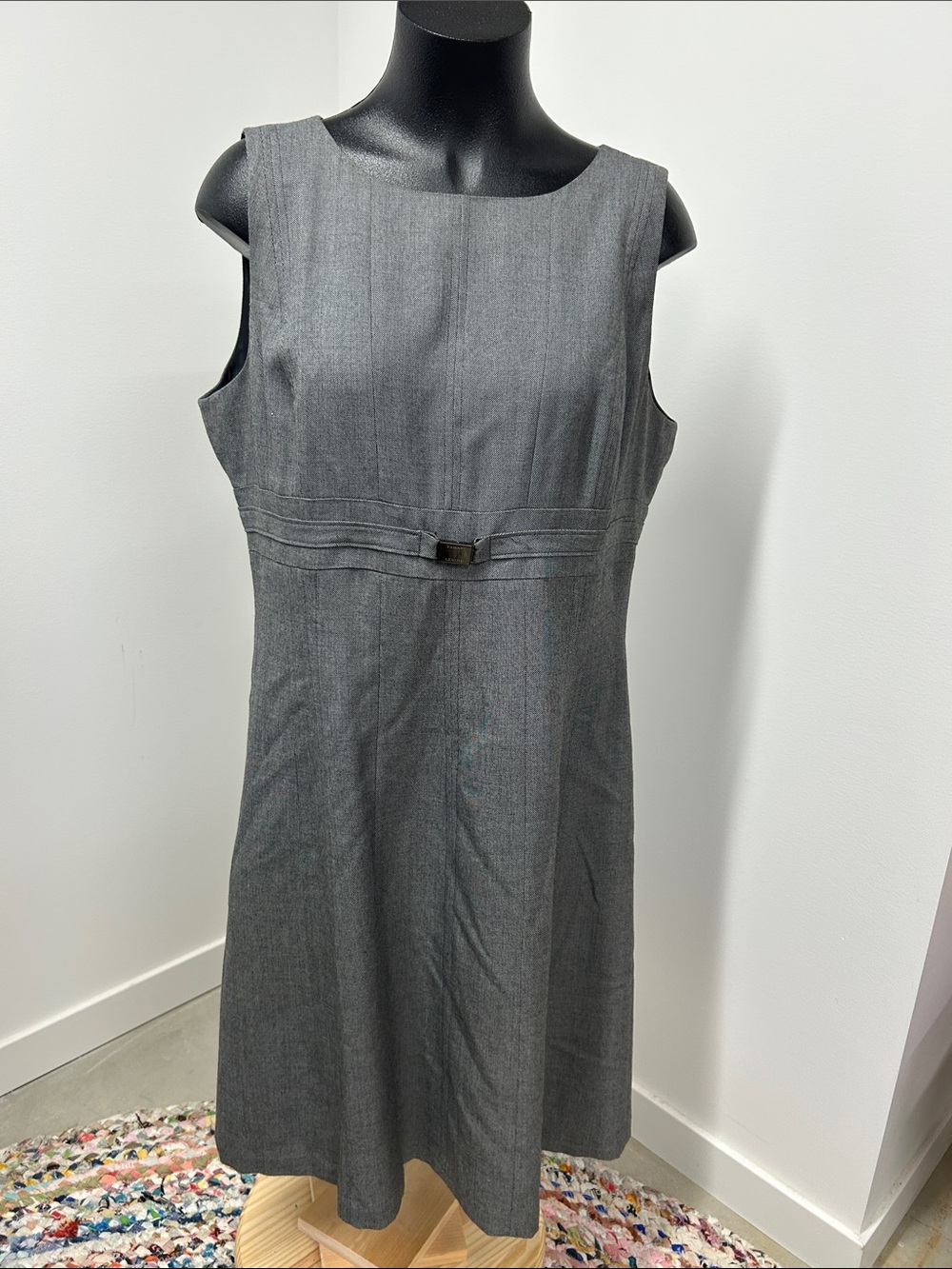 Classic Sleeveless Gray Midi Dress with Waist Detail